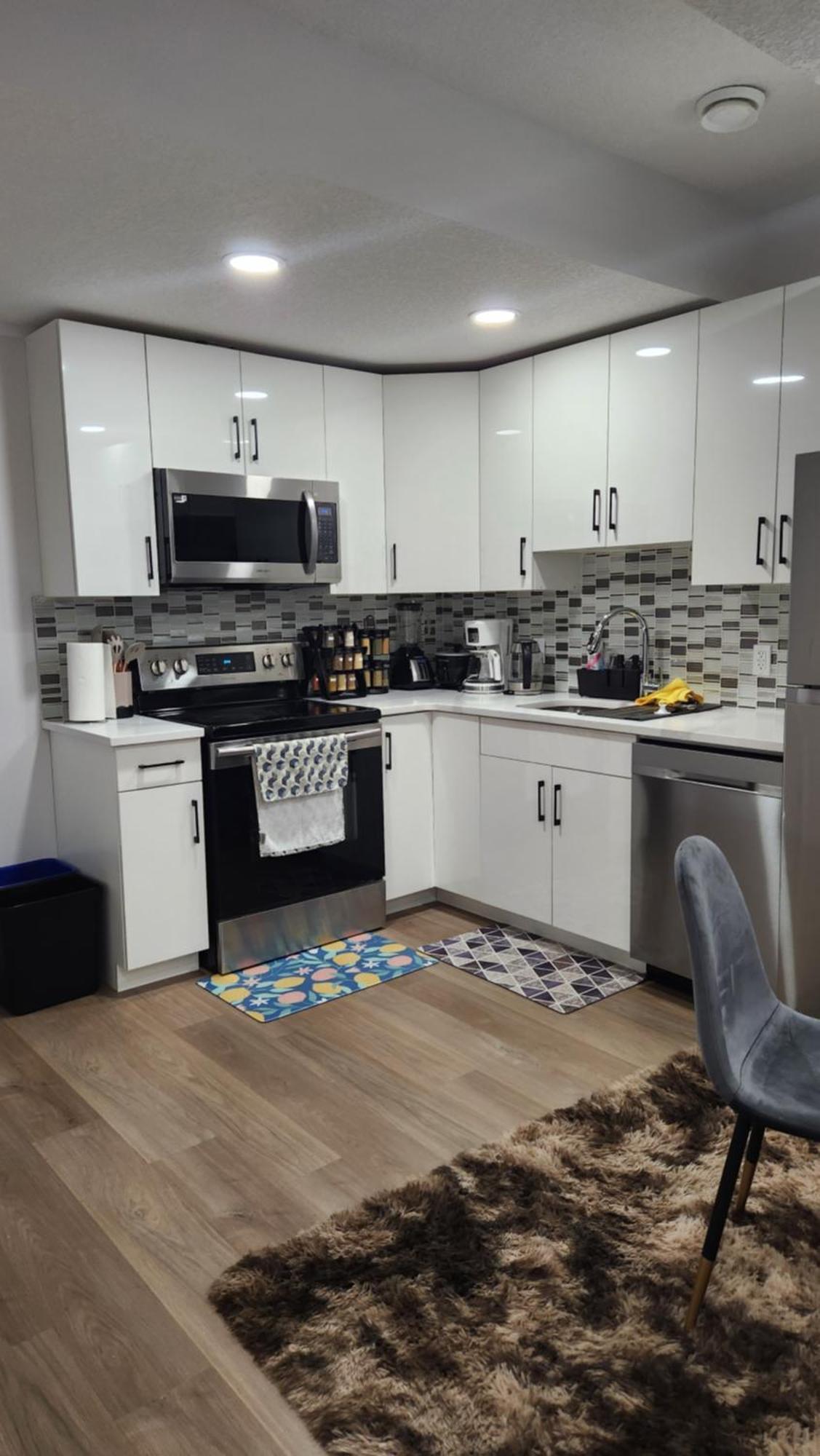 Modern 2 Bedroom Basement Suite At West Edmonton Eksteriør bilde